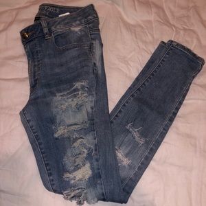 High rise distressed American Eagle jeans size 6